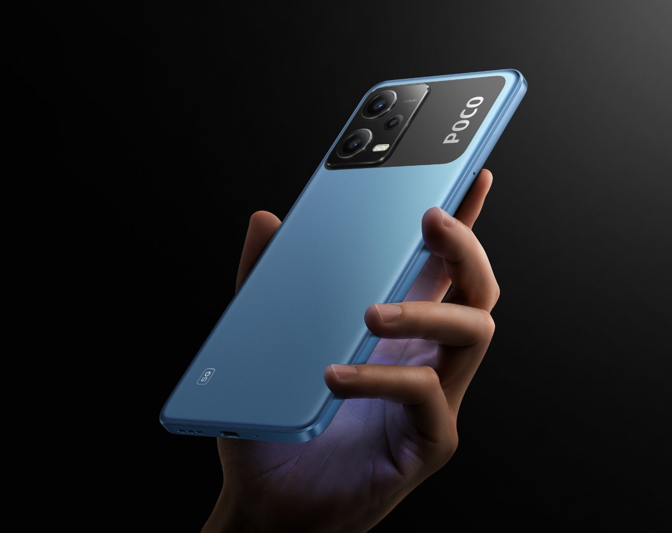 Montagem com fundo preto e pessoa segurando um celular Xiaomi Poco X5 Pro na cor azul