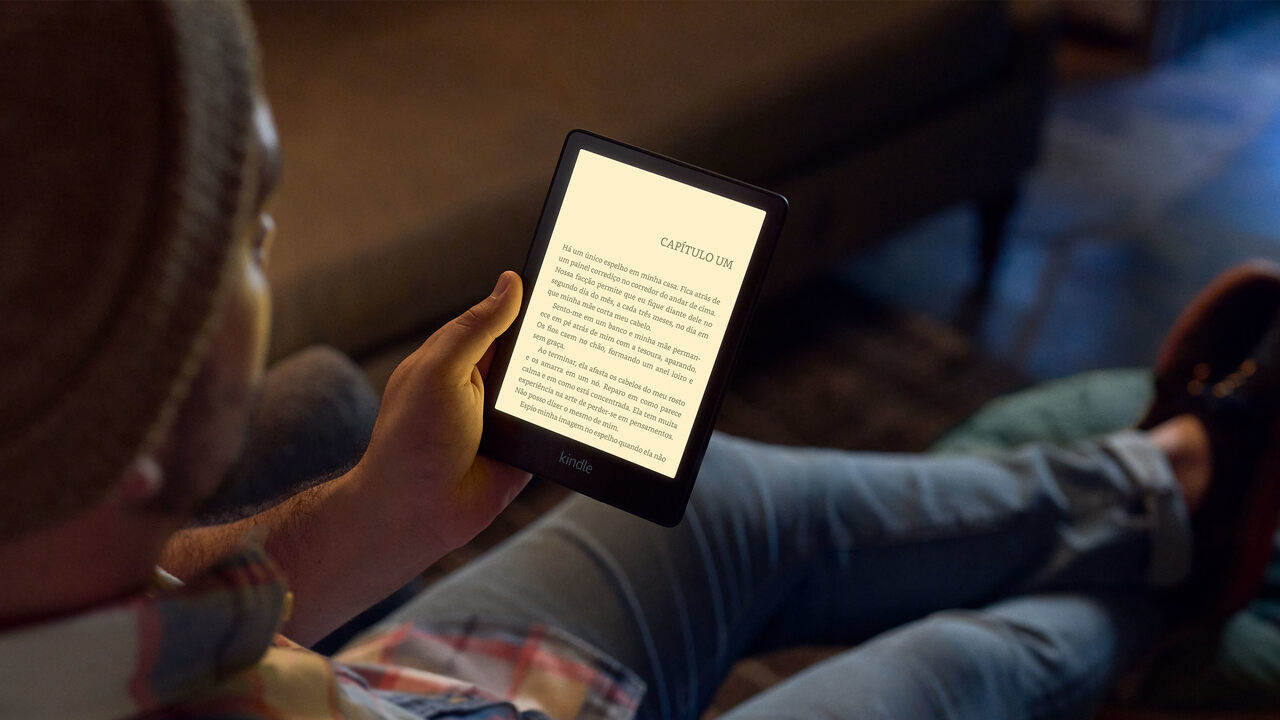 Pessoa lendo no Kindle