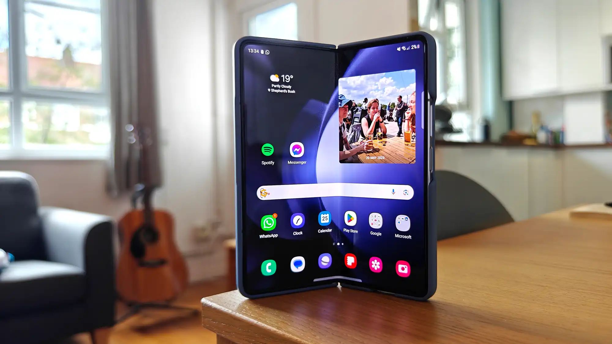 Galaxy Z Fold 5 exposto em bancada