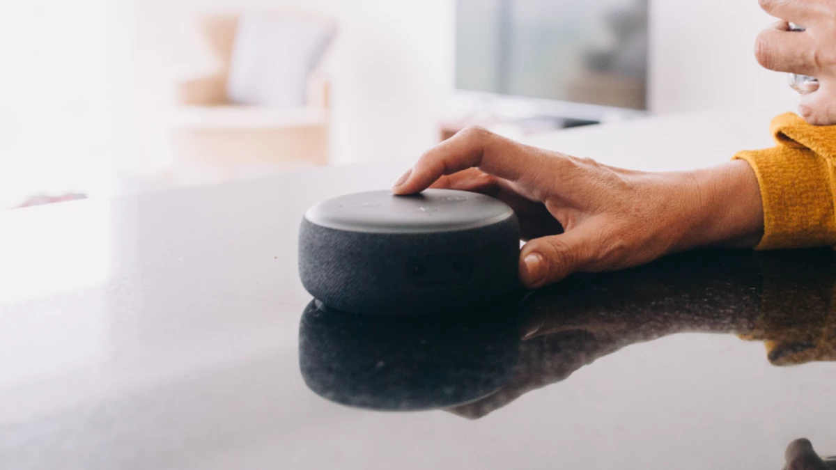 Pessoa manuseando Echo Dot Alexa