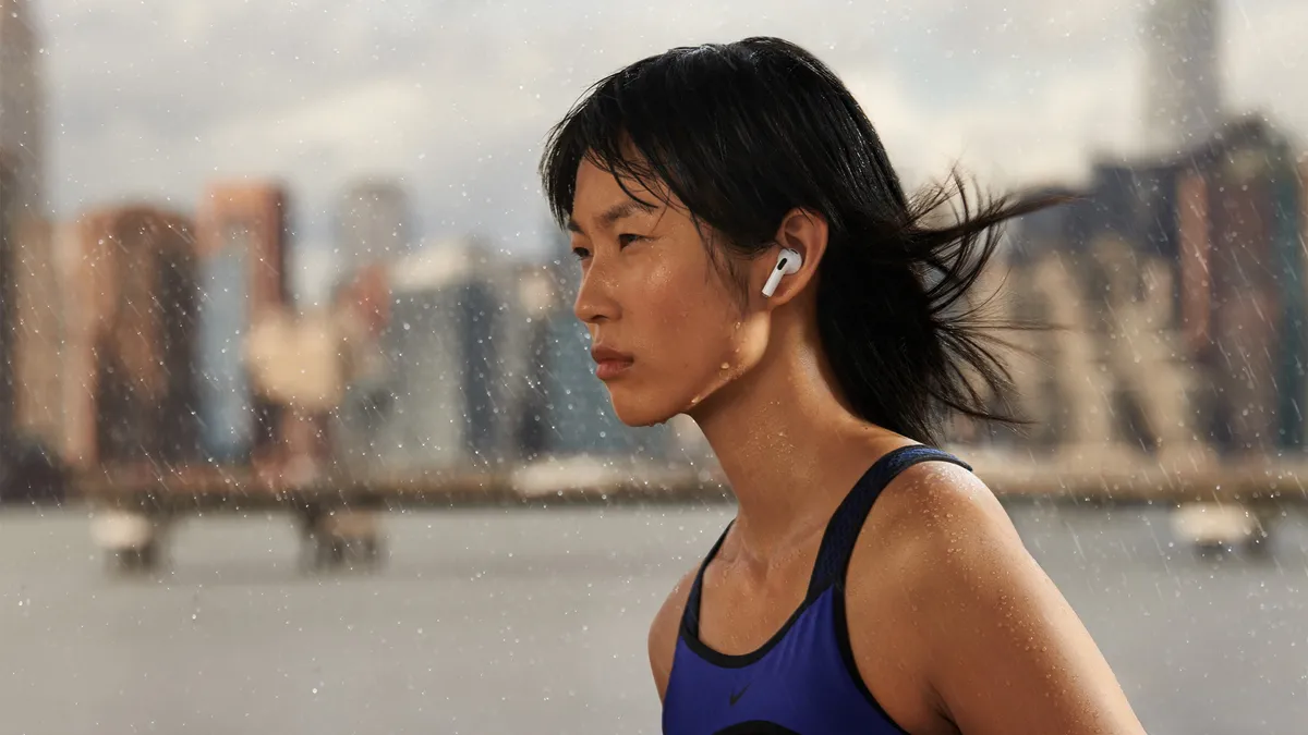 Mulher correndo enquanto usa AirPods 3ª geração