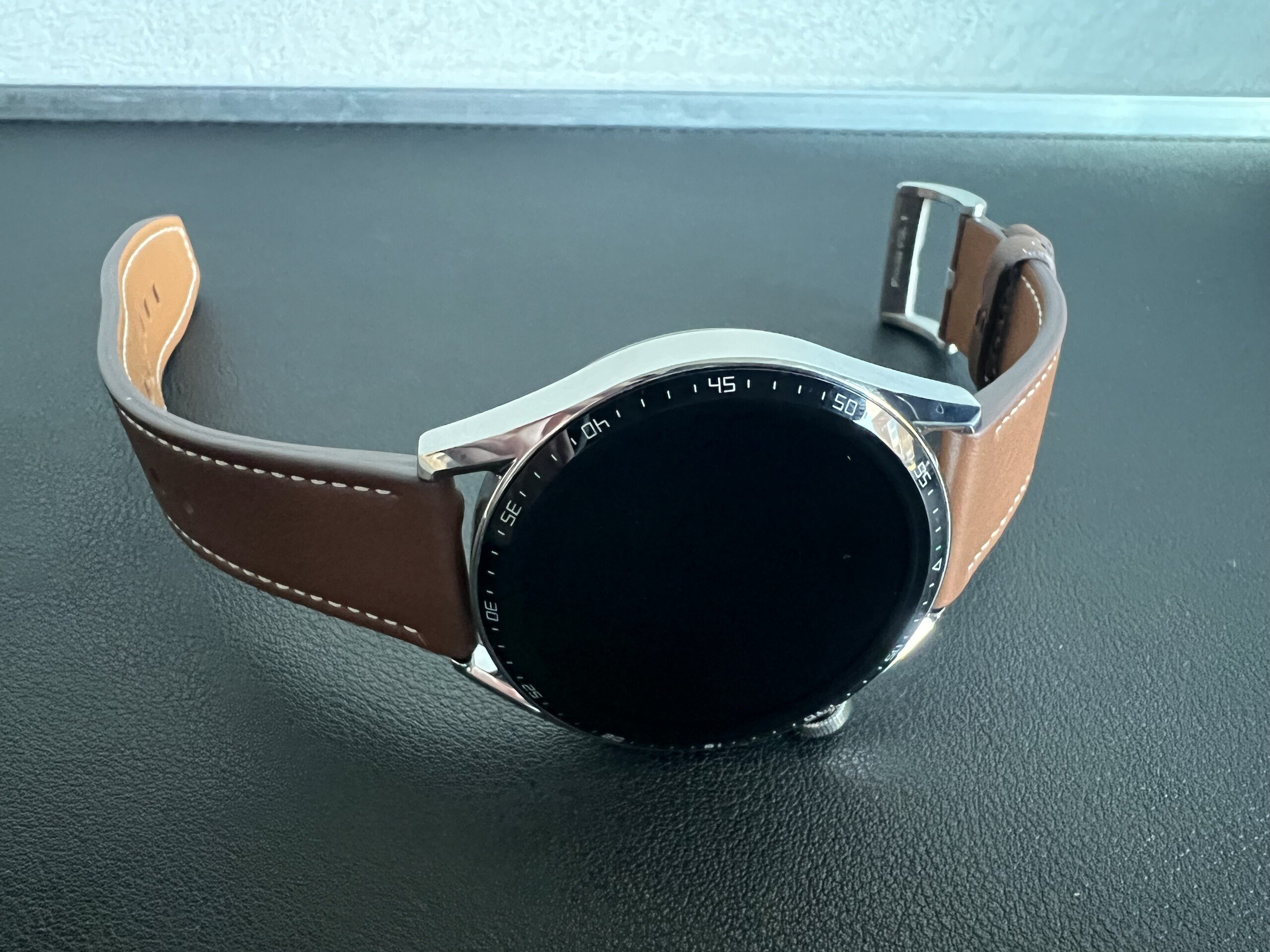 Huawei Watch GT 3 encima de uma bancada