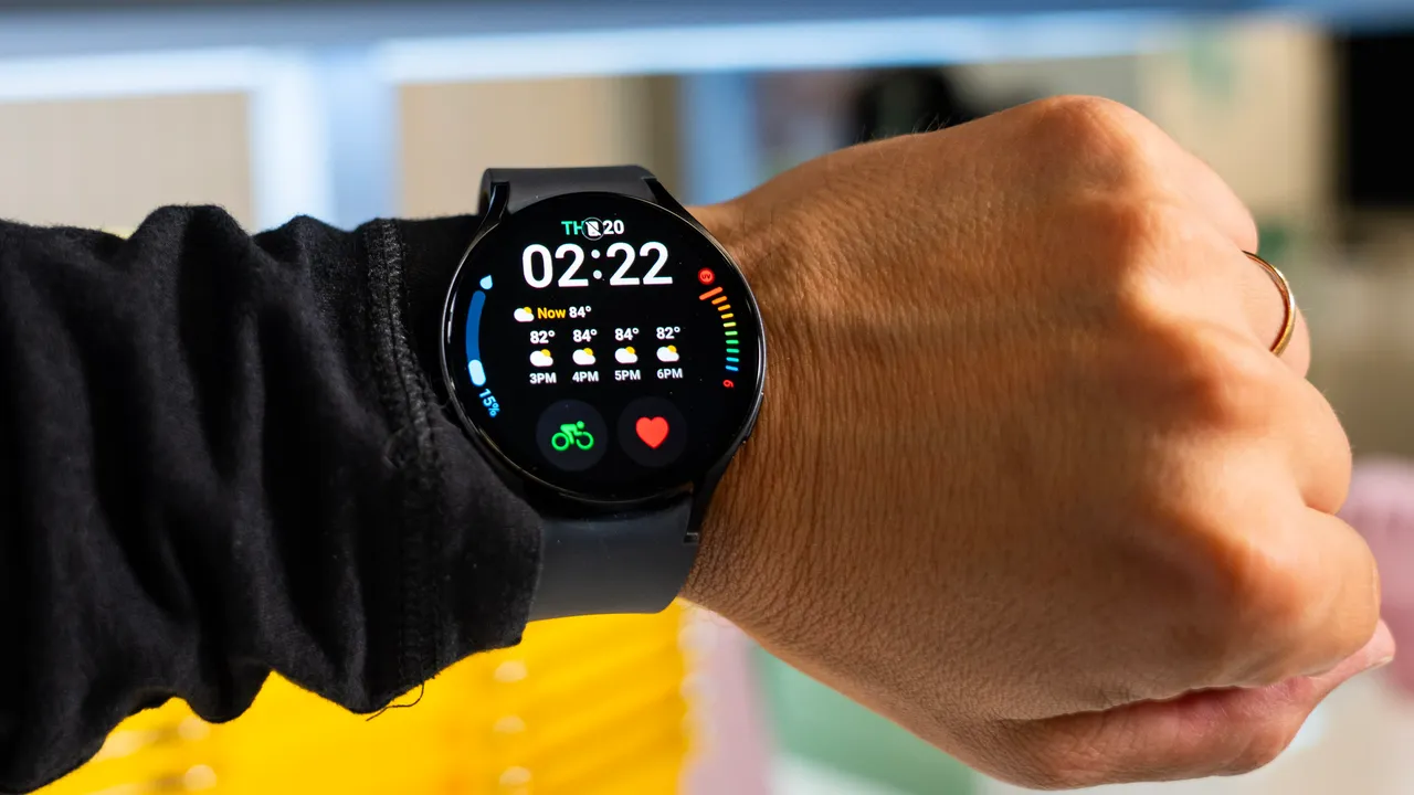 Pessoa exibindo o Galaxy Watch6 no pulso