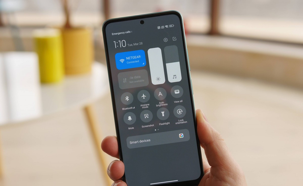 Pessoa com um celular Xiaomi Redmi Note 12 5G na mão