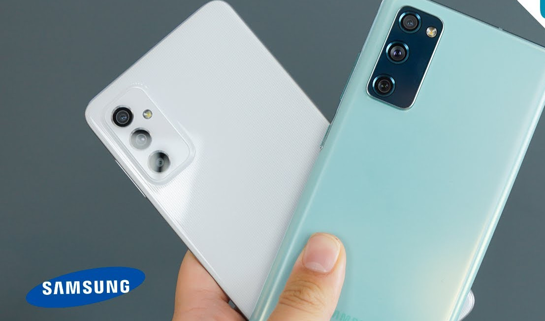 Pessoa segunda os celulares Samsung Galaxy M52 e S20 FE na mão