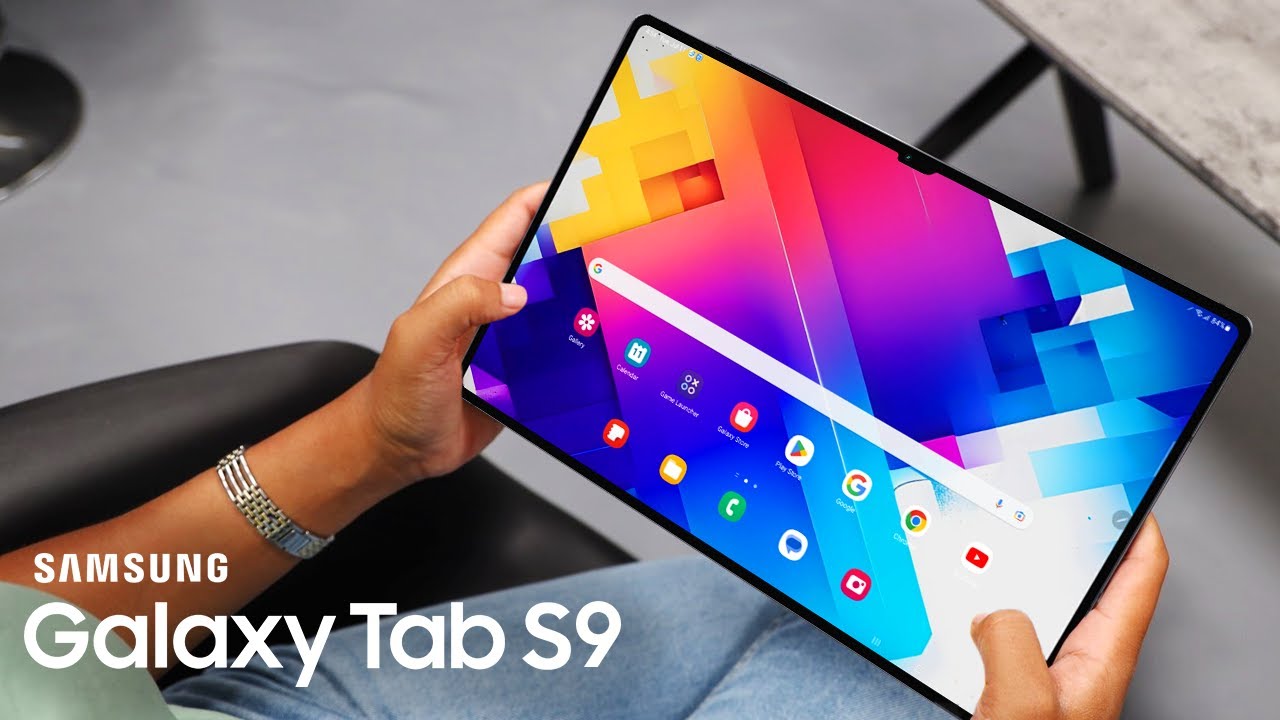 Galaxy Tab S9 nas mãos de uma pessoa