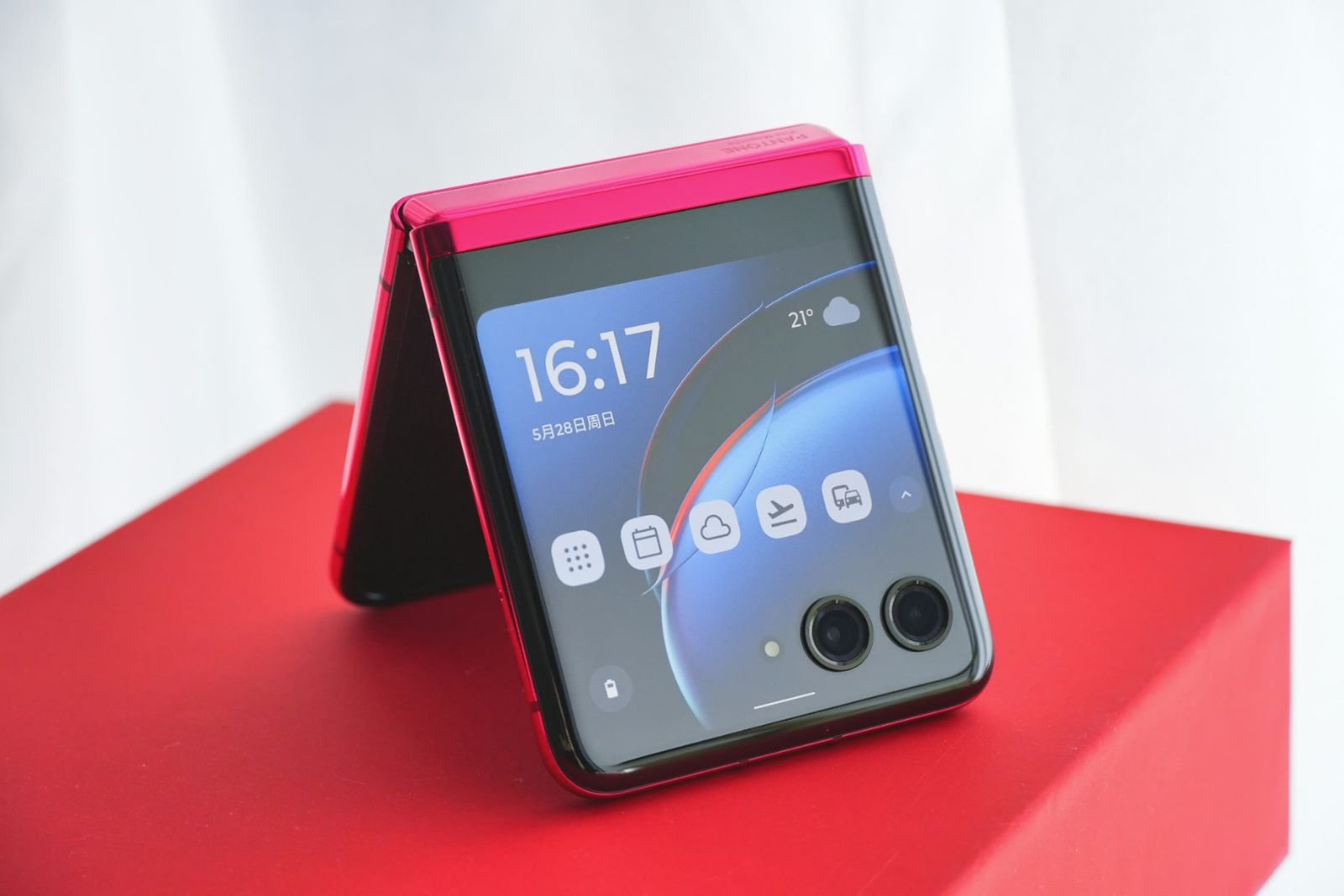 Celular Motorola Razr 40 Ultra exposto em uma bancada vermelha