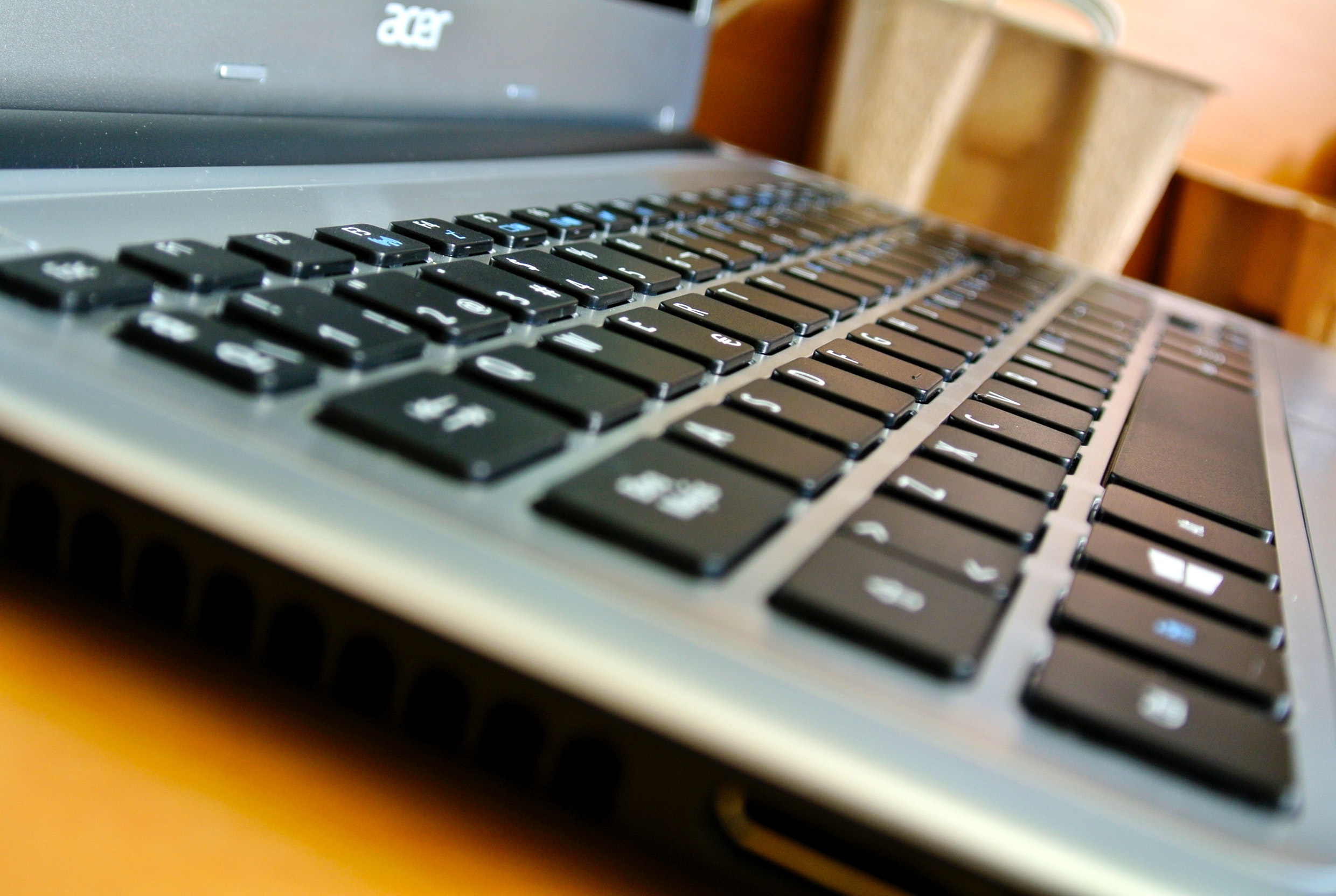 lateral do teclado de um notebook