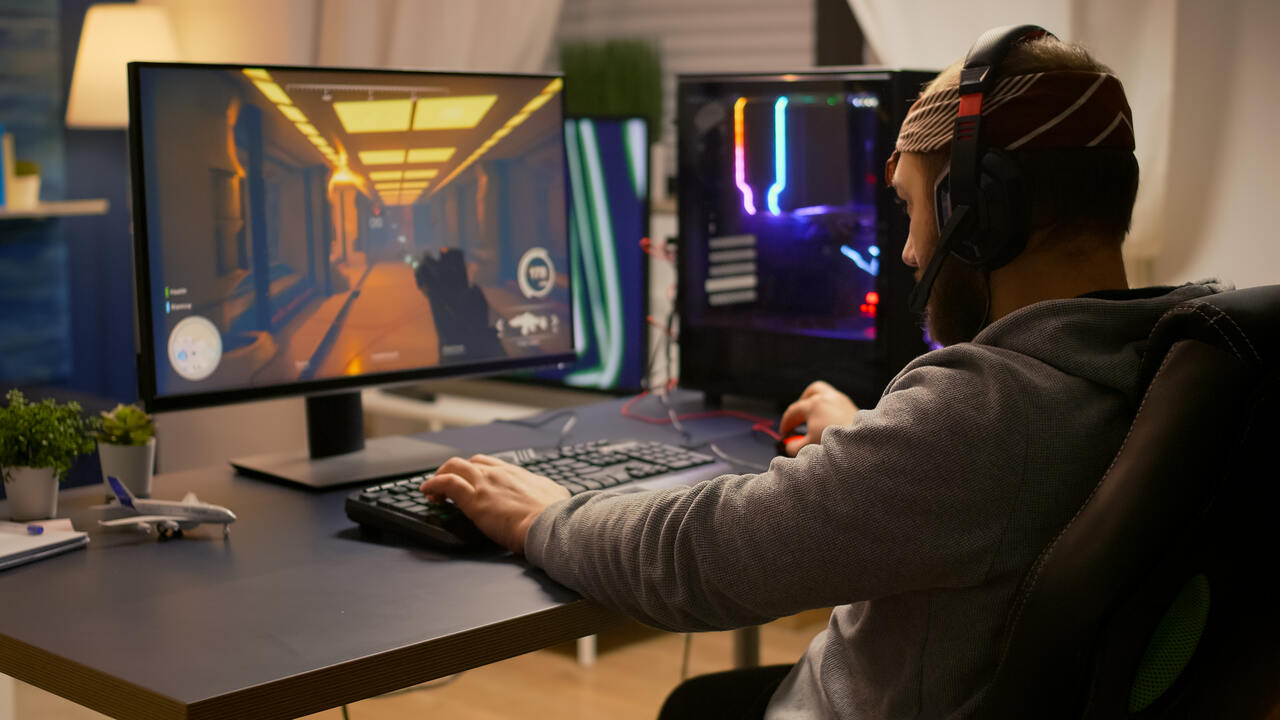 Homem joga em PC gamer