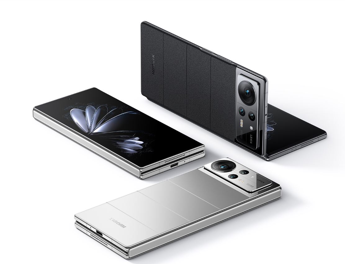 3 celulares Xiaomi Fold 3 na cor prata, com fundo branco