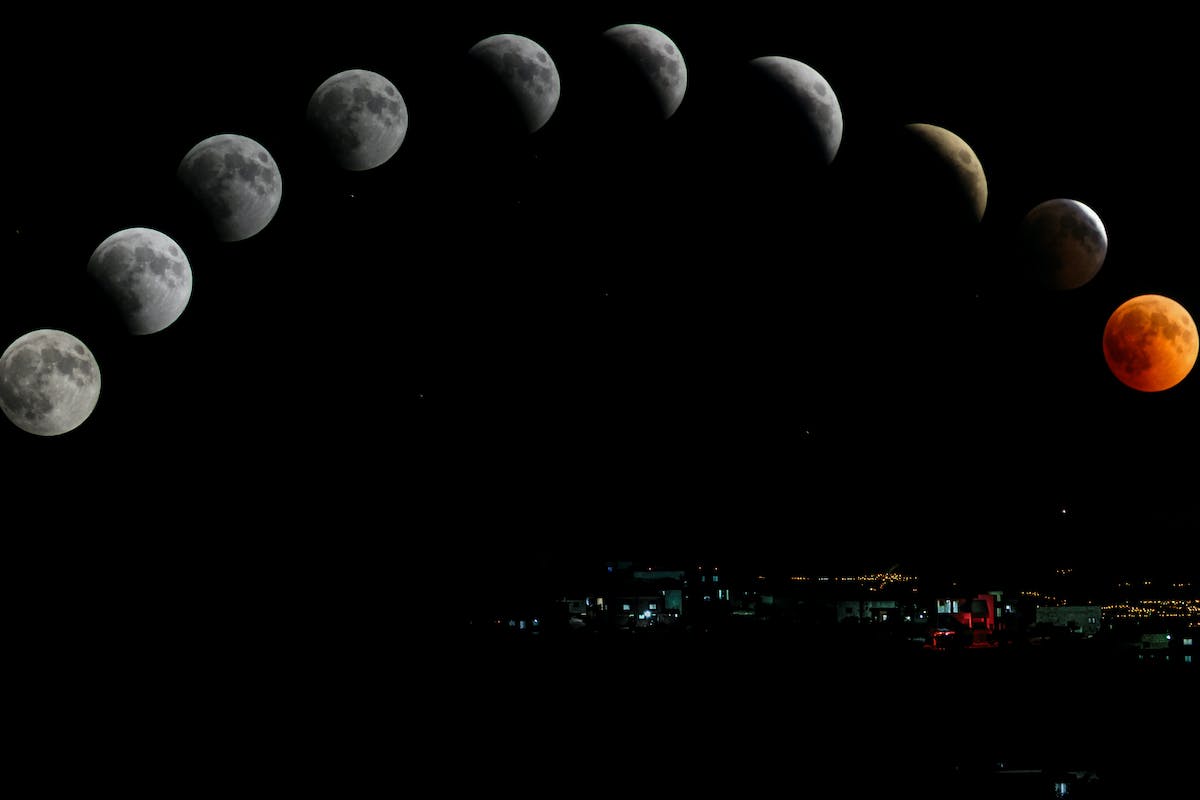 Uma sequência de fotos da Lua representando suas fases