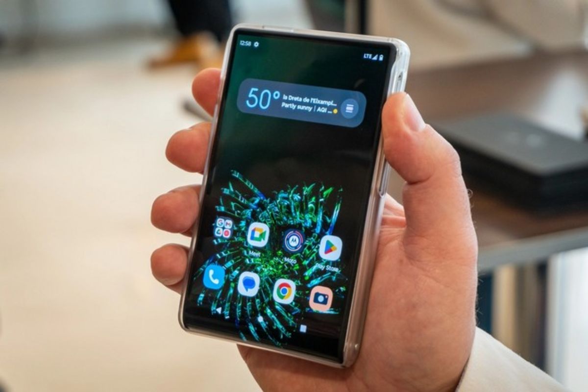 Imagem de divulgação do Motorola com tela rolável na mão de um homem. Esta é a parte da frente do celular