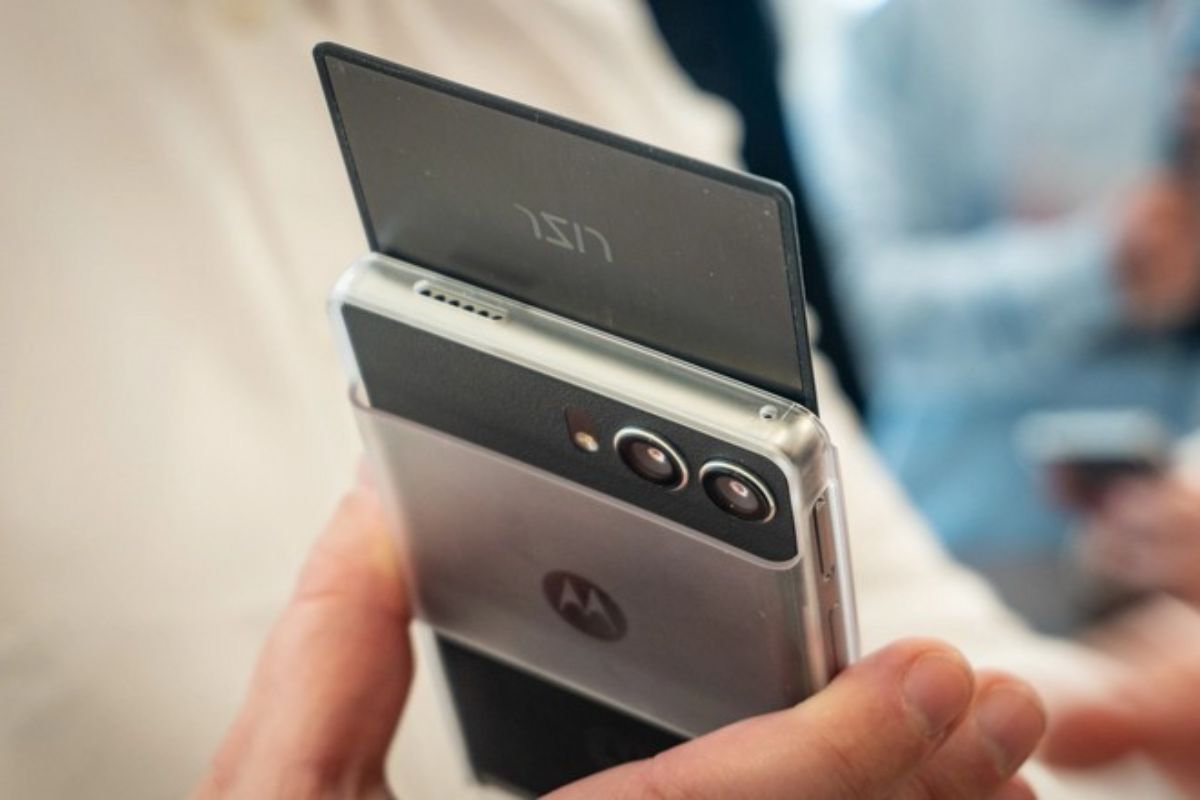 Imagem de divulgação do Motorola com tela rolável na mão de um homem. Esta é a traseira do celular