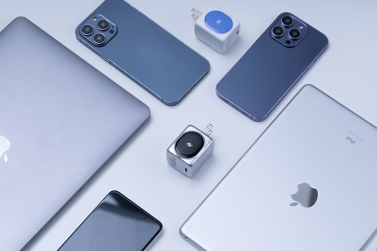 Diversos aparelhos da Apple estão reunidos em uma mesa branca