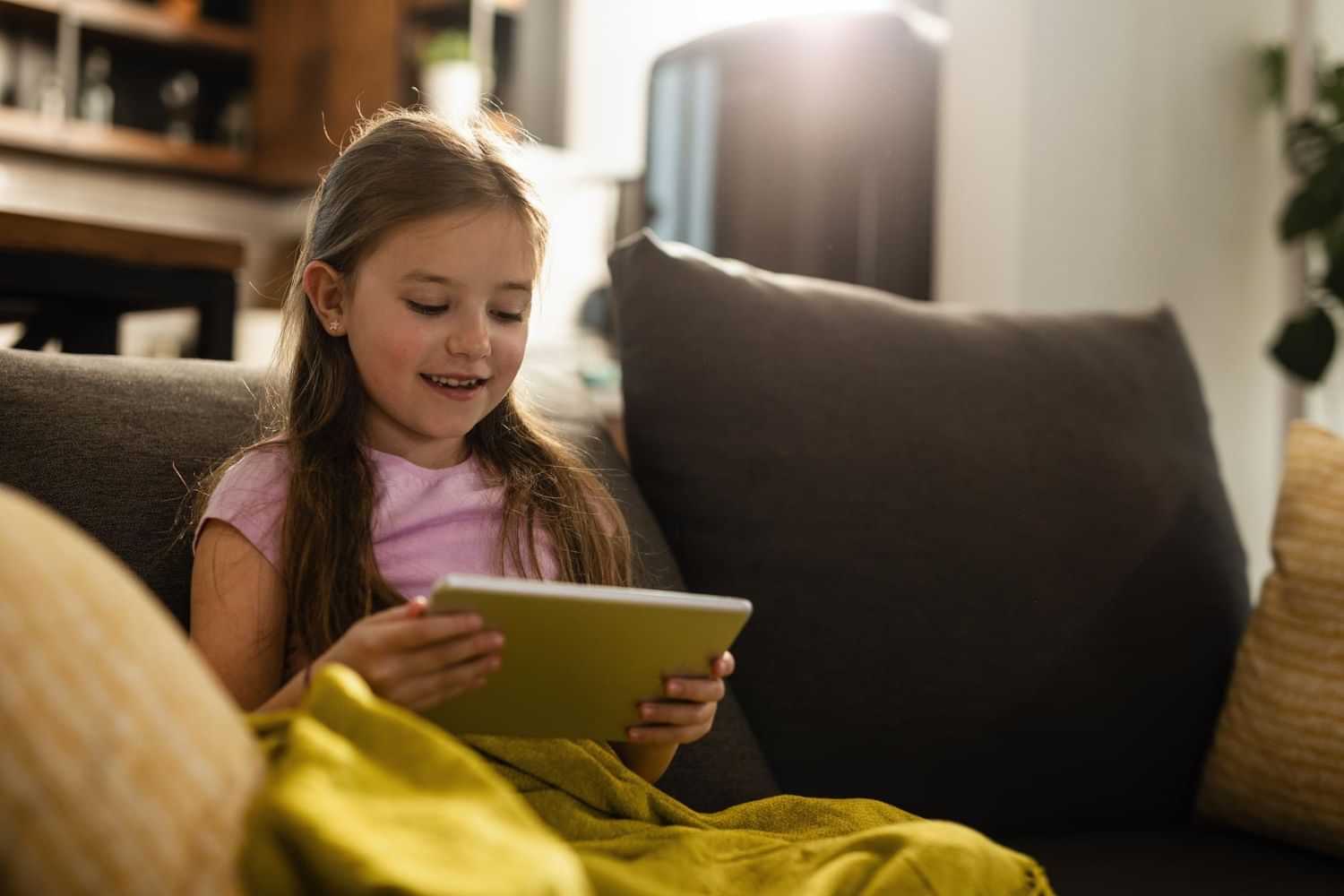 Menina jogando em um tablet