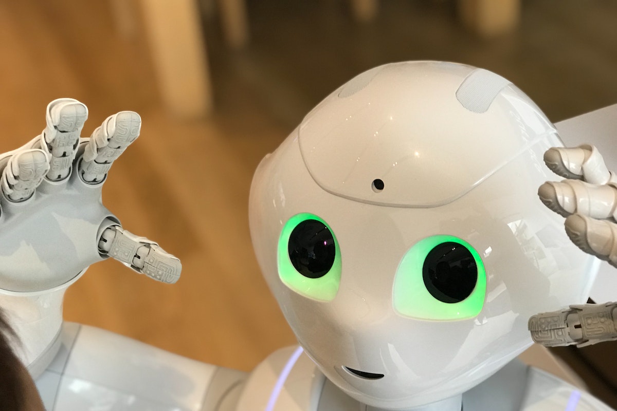 Imagem de perto do rosto de um robô com olhos verdes brilhantes