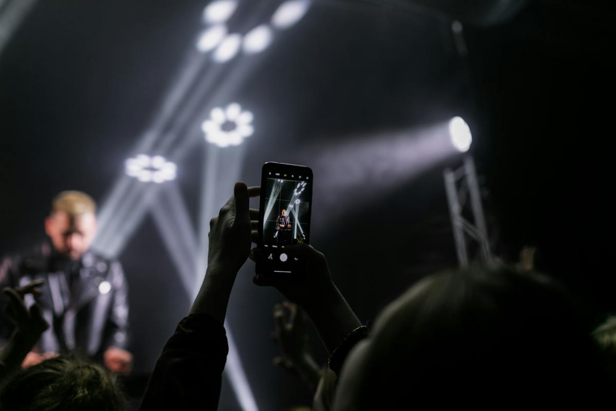 Uma pessoa no Show tira foto com a câmera Motorola alta definição