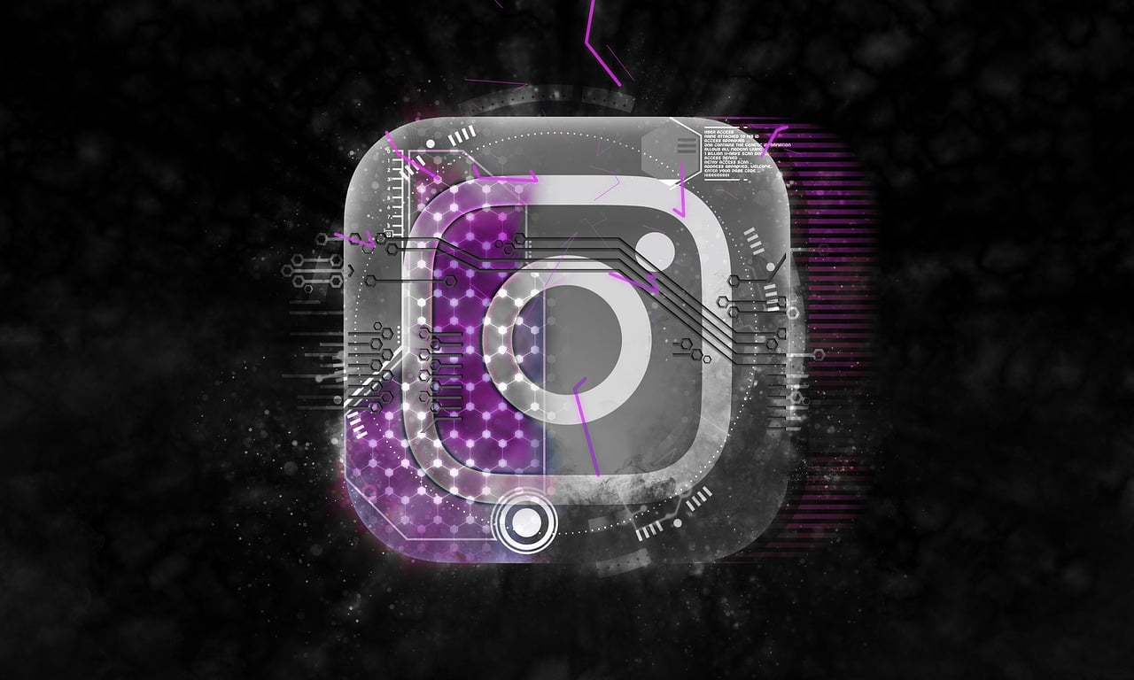 Logotipo do Instagram roxo e branco com uma placa de circuito em um fundo preto. Aprenda a ver story anônimo