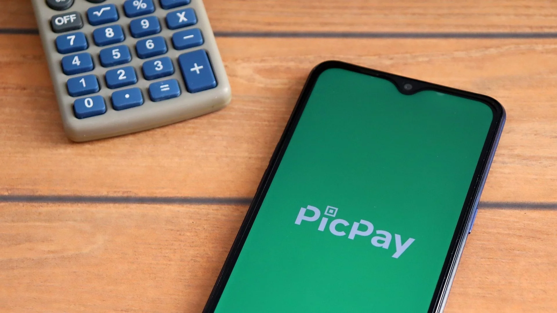 celular encima de uma mesa, com o aplicativo PicPay aberto