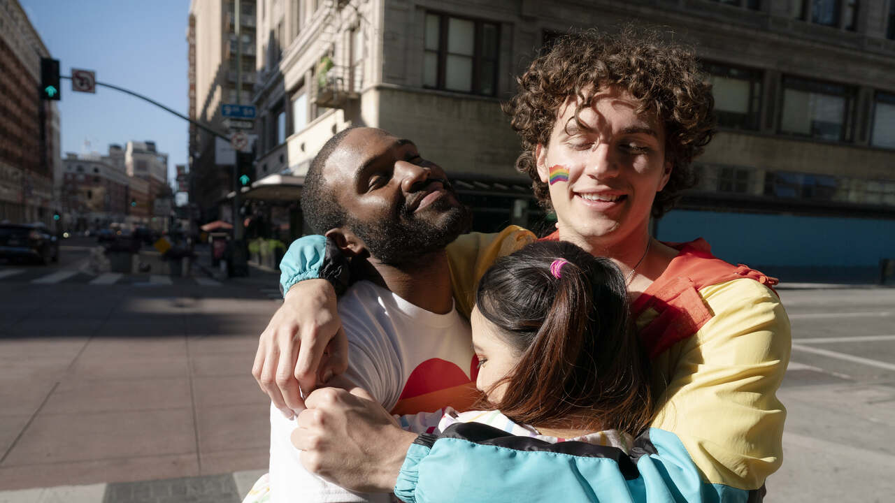 Amigos se abraçando no meio da rua