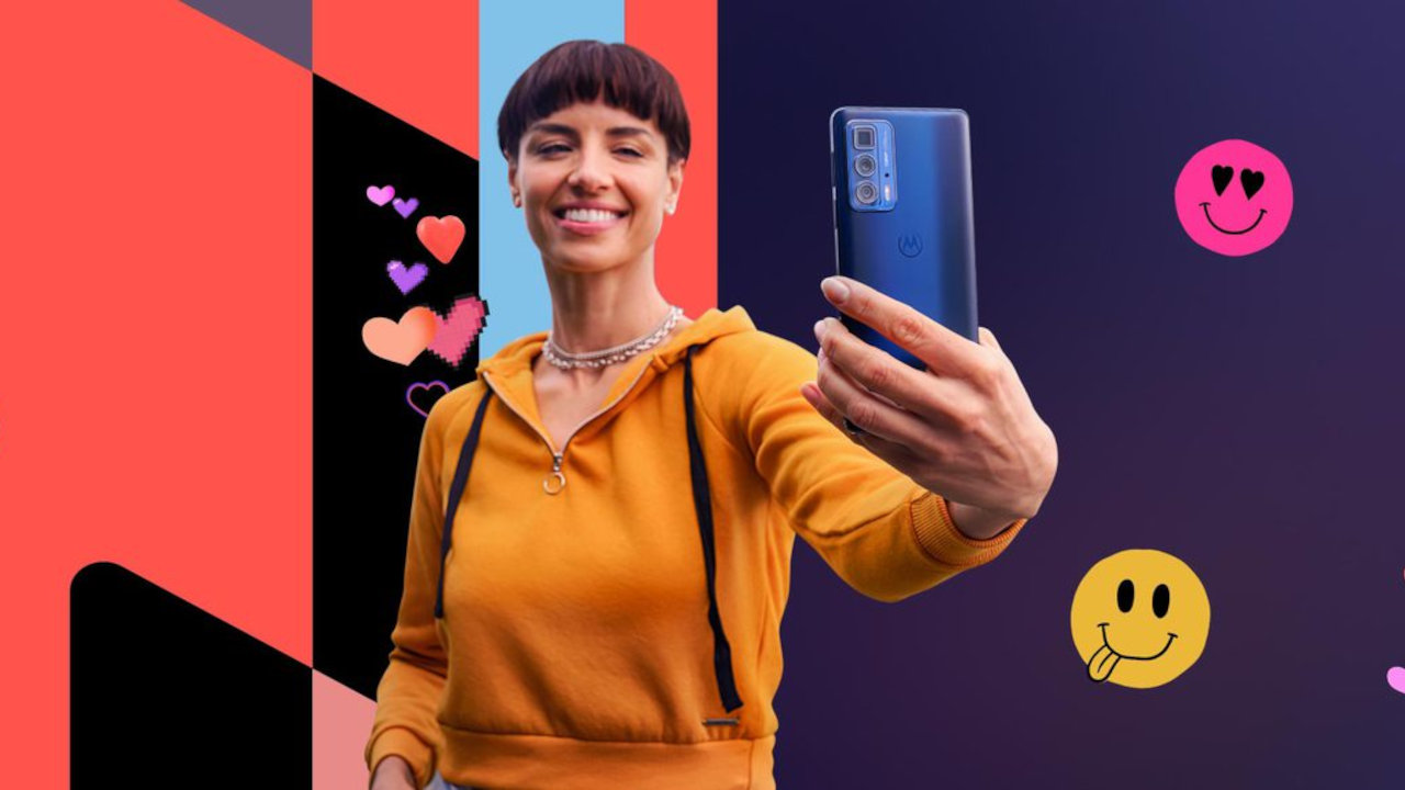 Mulher tirando selfie em Celular Motorola até 1000 reais