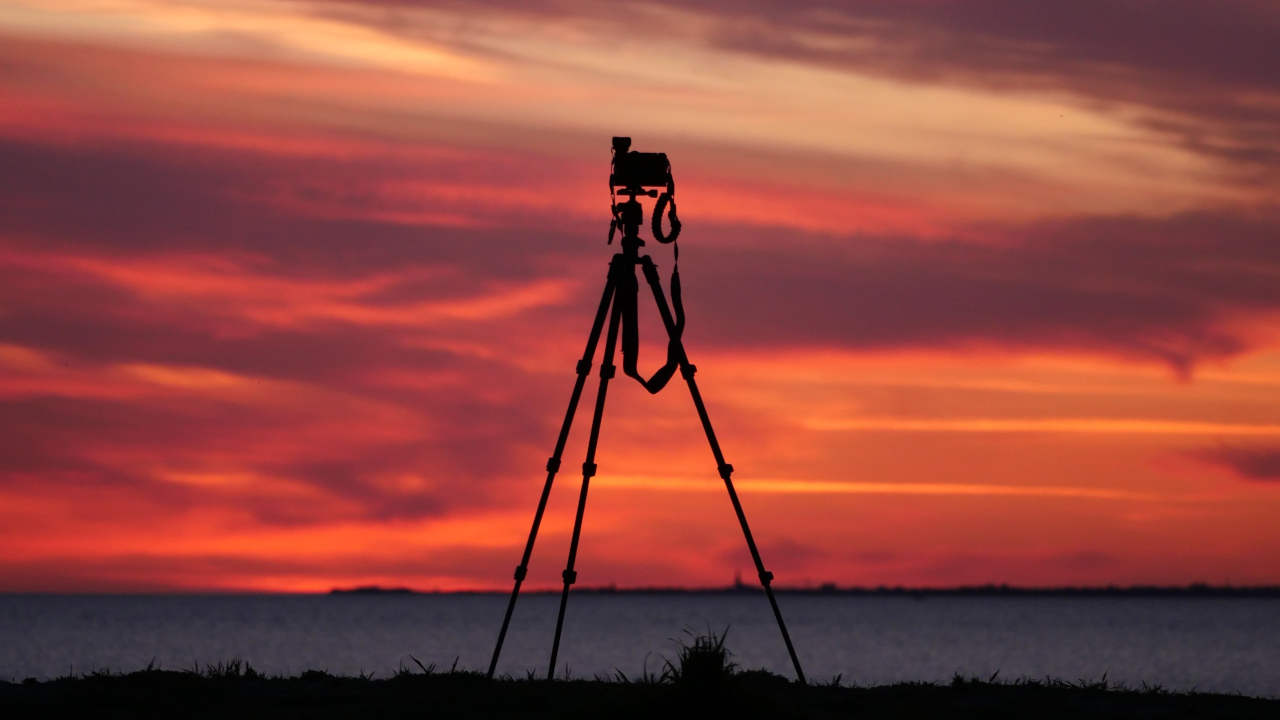 Celular em um tripé para tirar fotos do pôr do sol