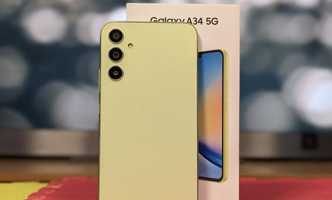 Traseira do celular Samsung Galaxy A34 na cor verde limão