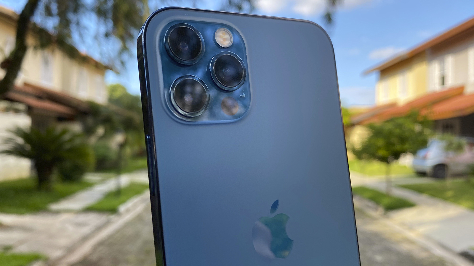 Detalhe da câmera tripla do iPhone 12 Plus na cor azul