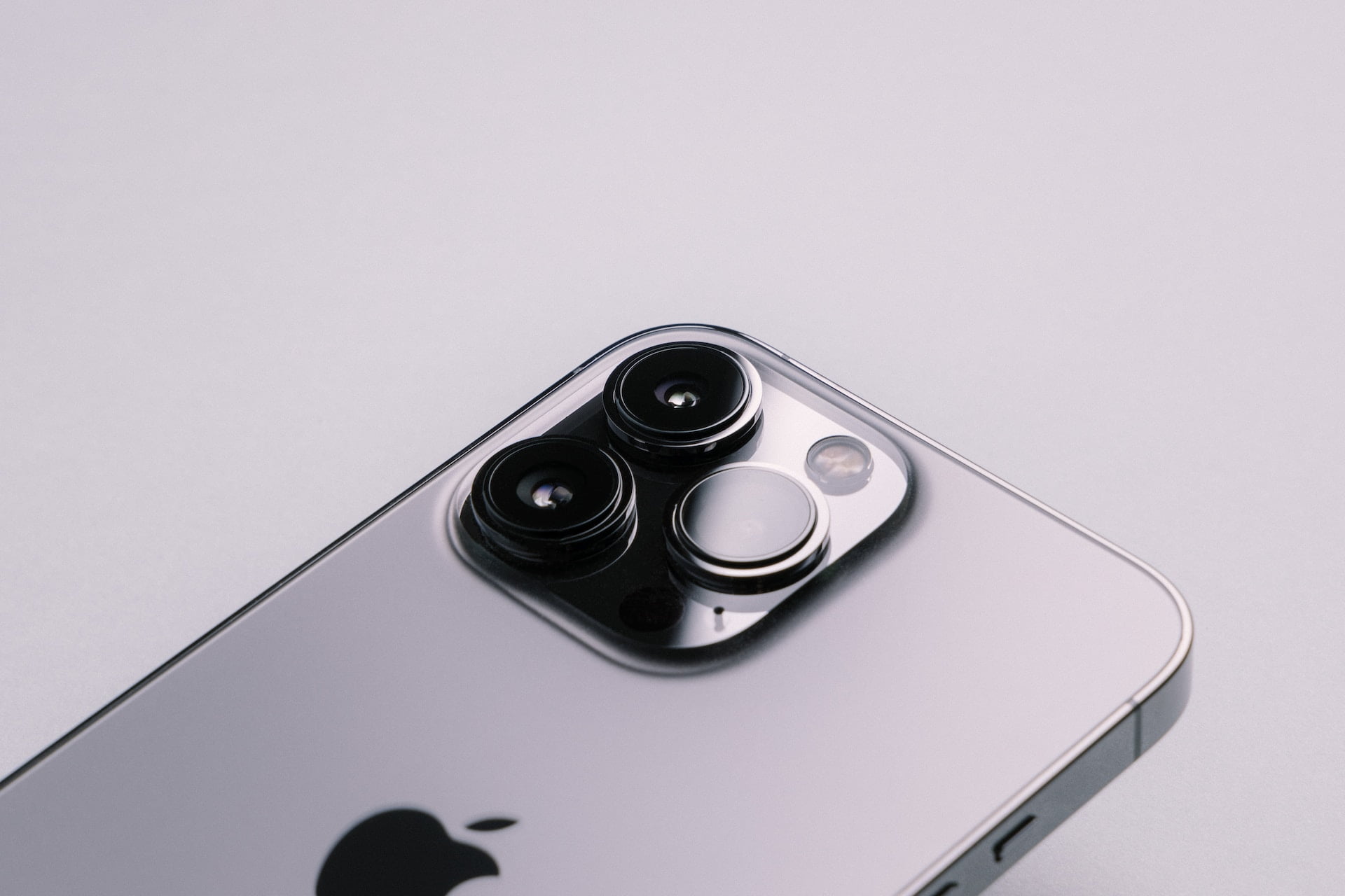 Detalhes da câmera do iPhone 13 Pro Max na cor Cinza Espacial