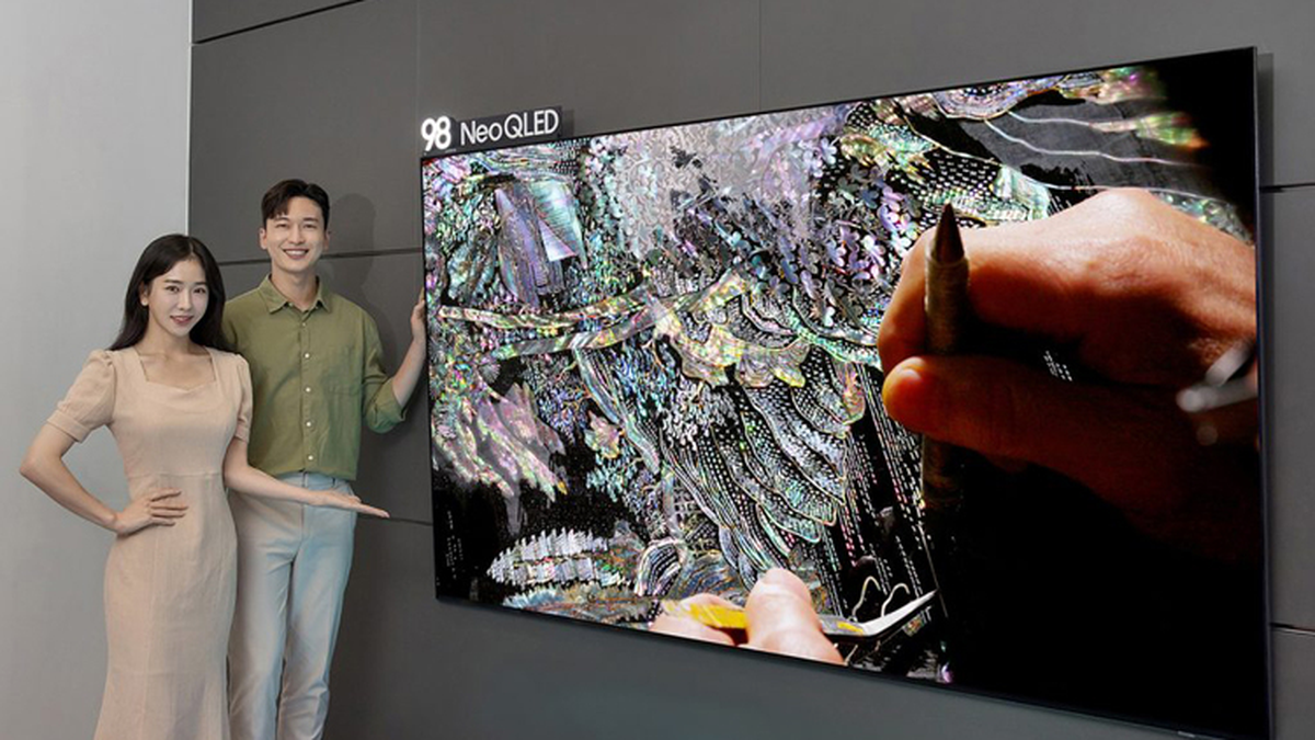 Homem e mulher exibindo a TV 98 polegadas Samsung na parede