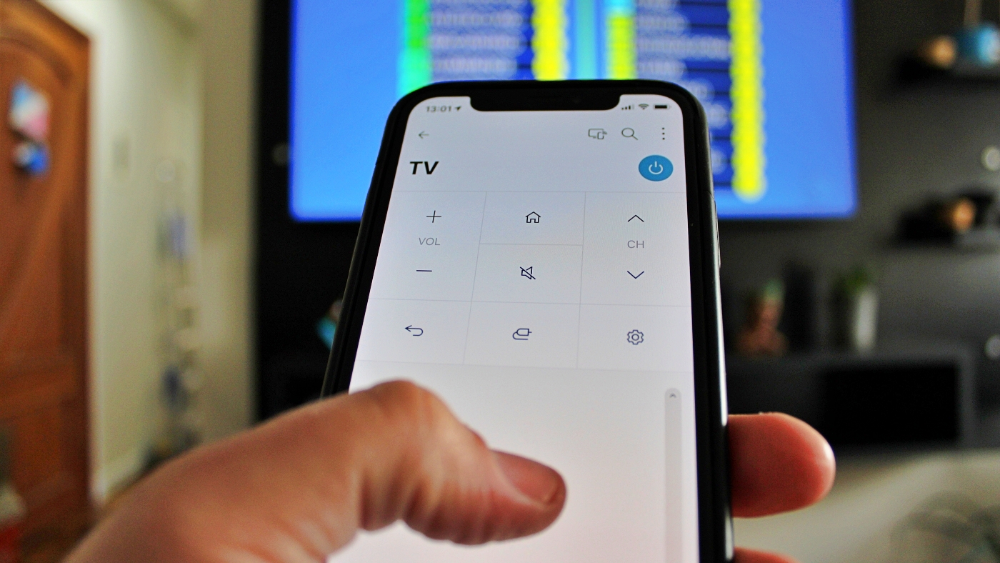 pessoando controlando a TV pelo celular