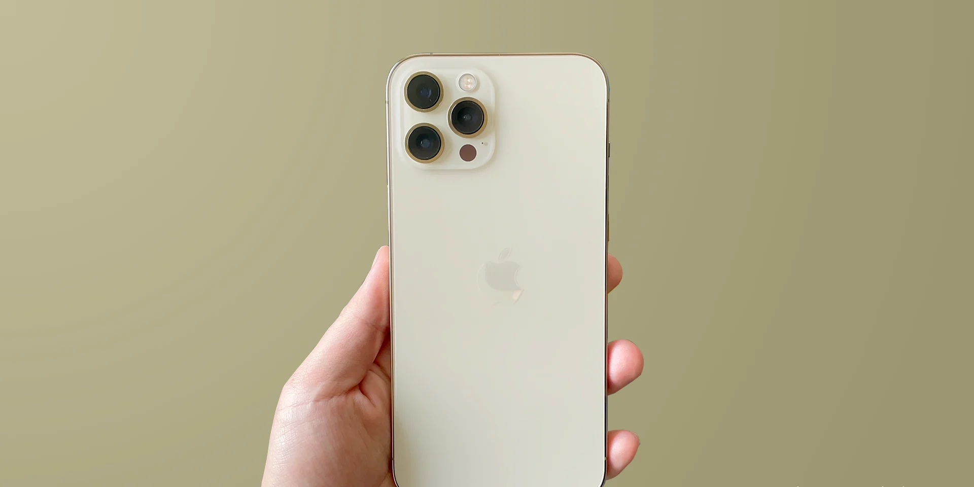 pessoa segurando o iPhone 12 Plus na cor dourada