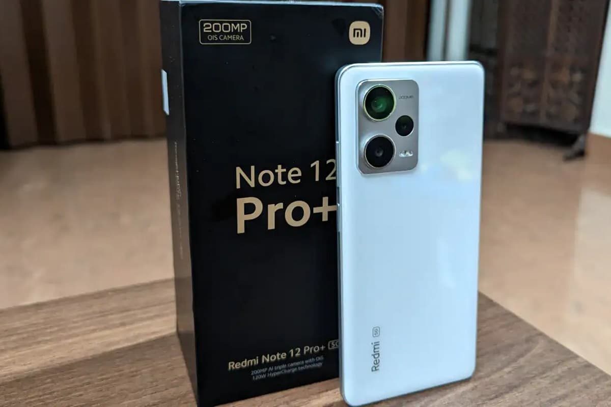 Celular Redmi Note 12 Pro Plus na cor branca, com caixa