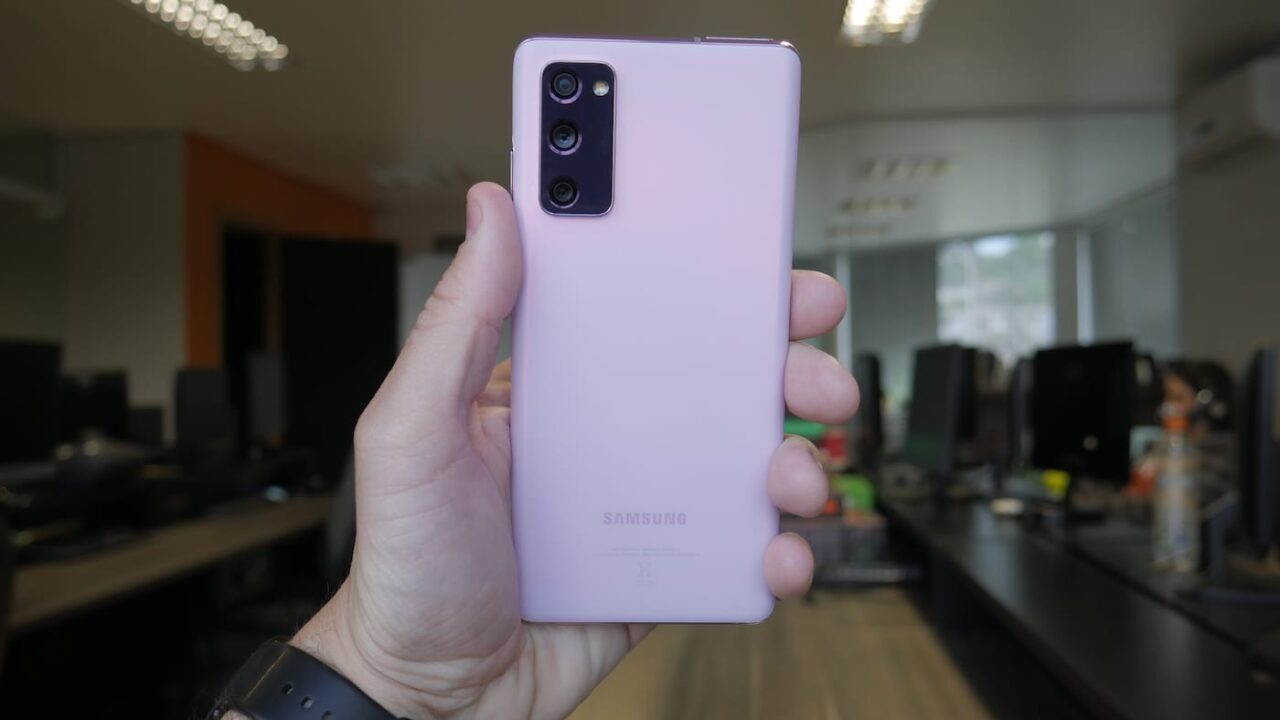 Pessoa segurando um celular Samsung S20 na cor rosa