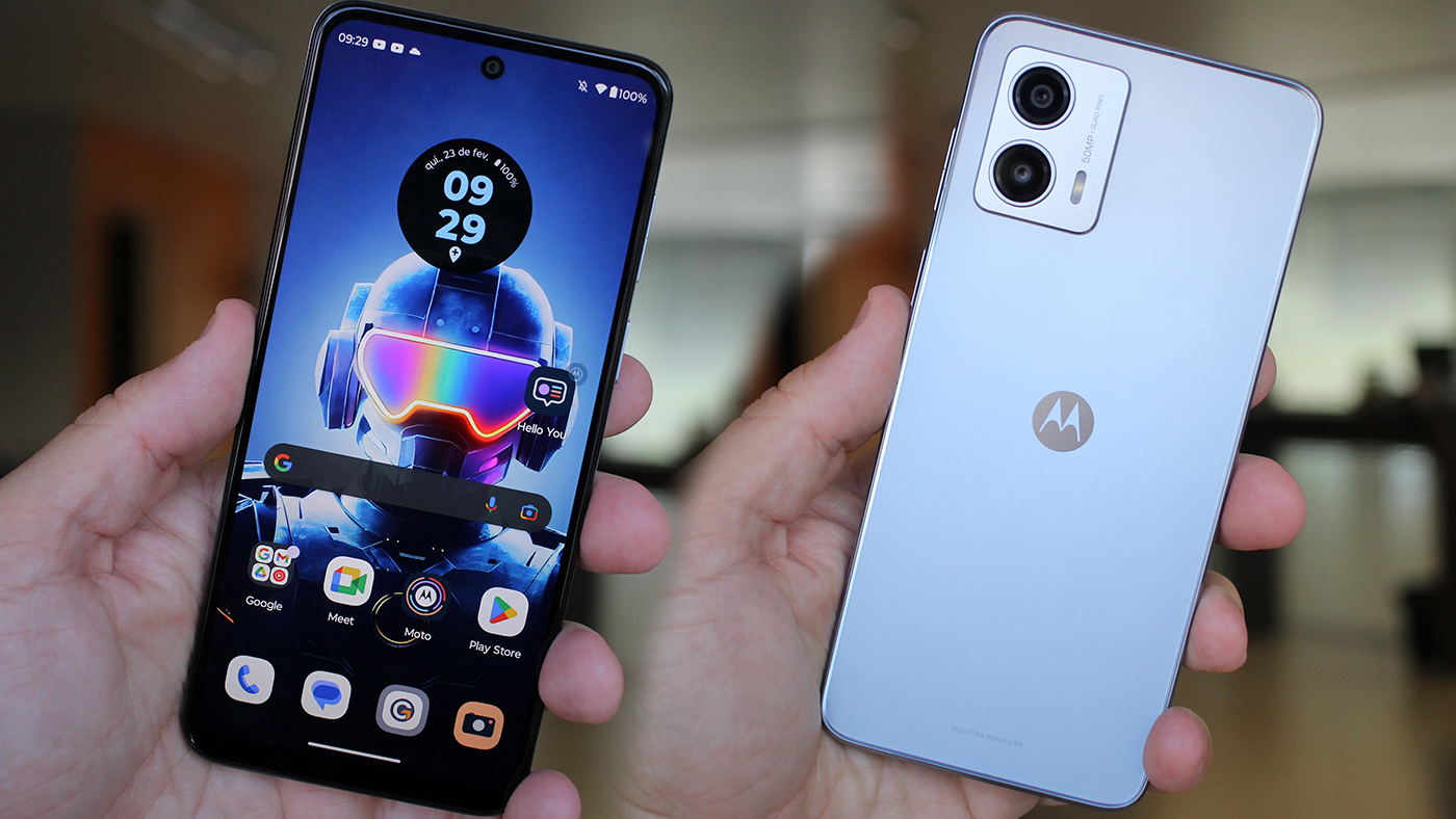 Montagem com pessoa segurando 2 celulares Motorola G53, na cor branca. Um com a tela para frente, um com a tela para trás