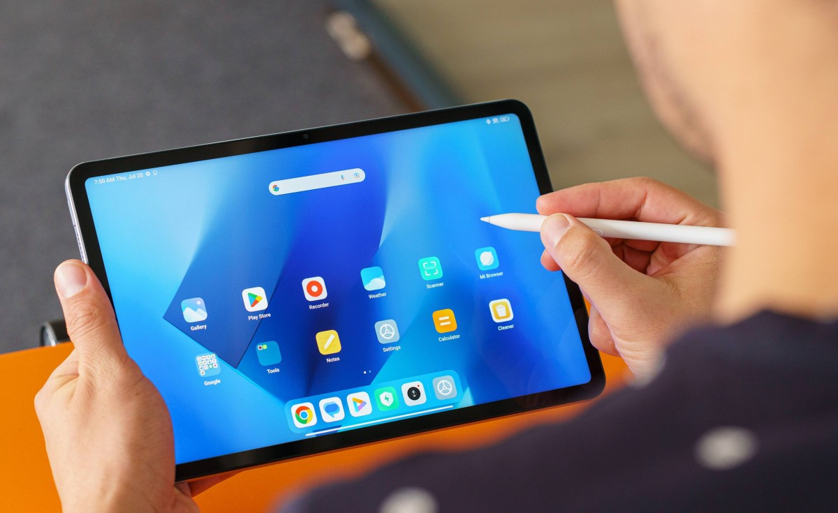 Pessoa manuseando o Xiaomi Pad 6