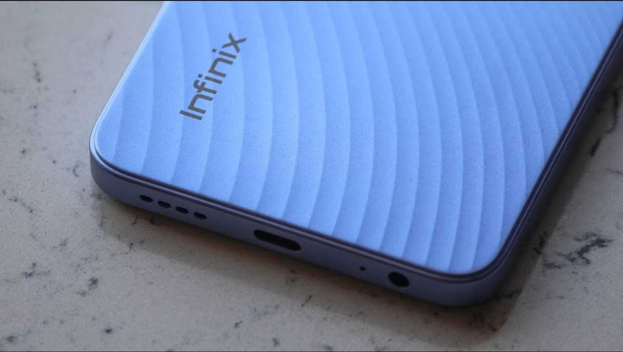 Borda inferior e entradas de carregador e fone do Infinix Smart 7 na cor azul
