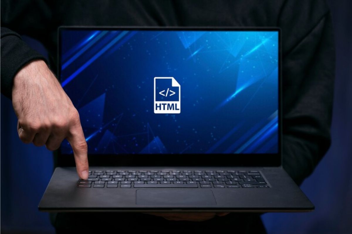 Um notebook com tela azul. Aparece o dedo de uma pessoa apertando a tecla e a imagem de arquivo na tela