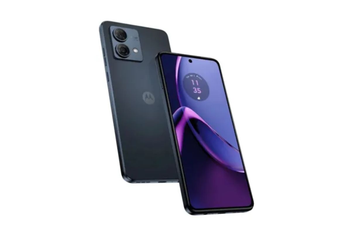 Imagem de divulgação de um Motorola G84 frente e verso