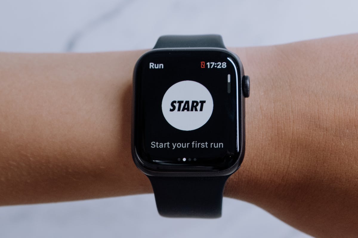 Um smartwatch configurado para correr. Na tela está escrito "Start"