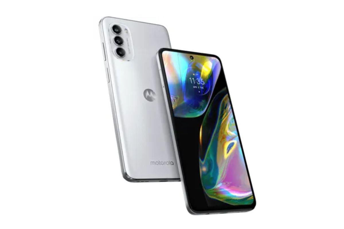 Imagem de divulgação de um Motorola G82 frente e verso