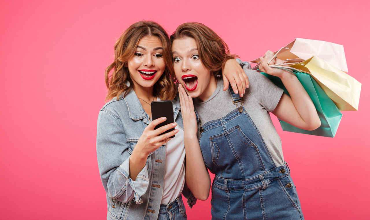 Amigas fazendo comprar procurando cupons de desconto para produtos Dell