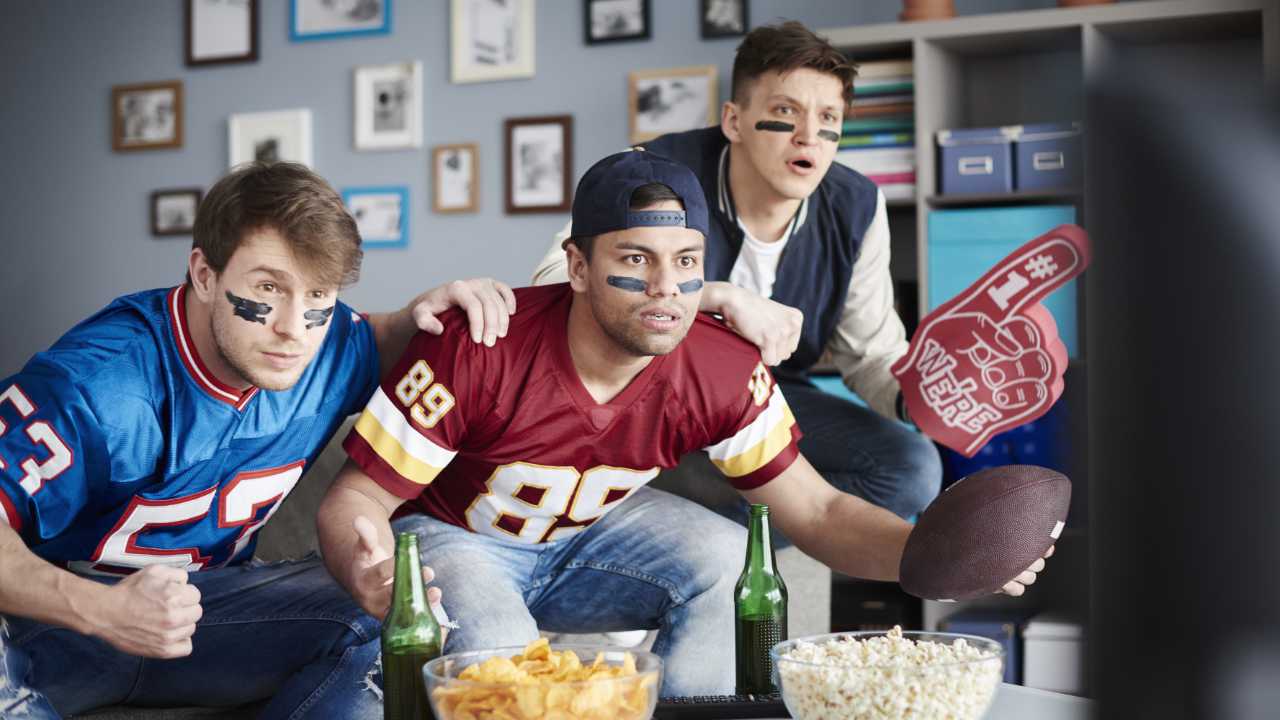 Amigos felizes assistindo NFL