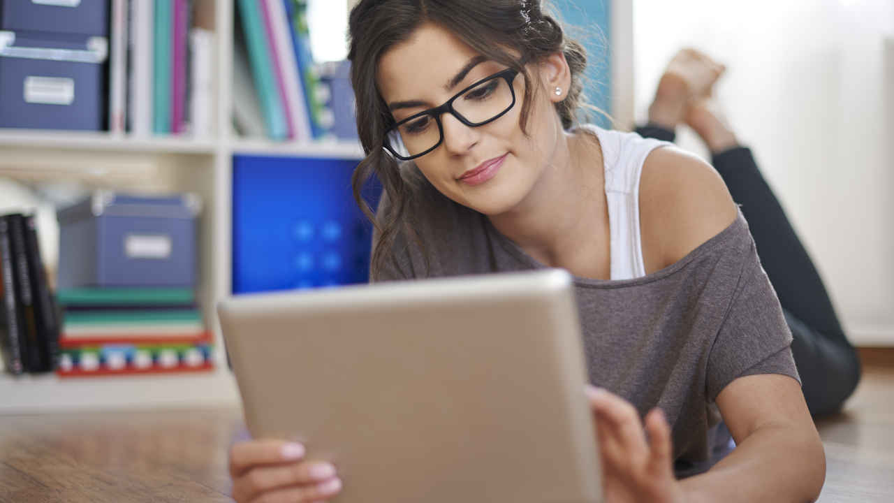 Jovem usando tablet barato de 1000 reais