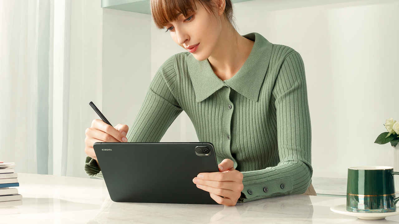 Mulher usando Xiaomi Pad 5, um dos melhores tablets para estudos