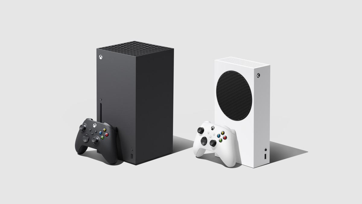 Dois modelos de Xbox Series, nas cores preto e branco, com seus respectivos controles à frente