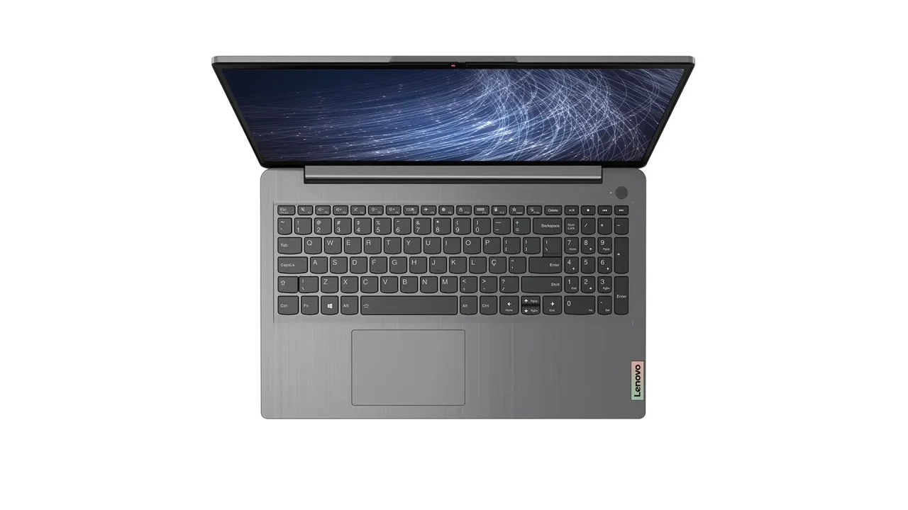 Vista de cima do notebook Lenovo IdeaPad 3, na cor prata, destacando o teclado do aparelho
