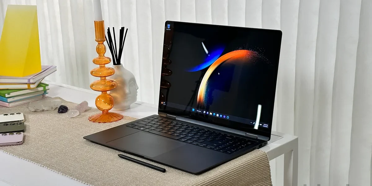 Notebook Galaxy Book 3 na cor preta, apoiado numa mesa marrom