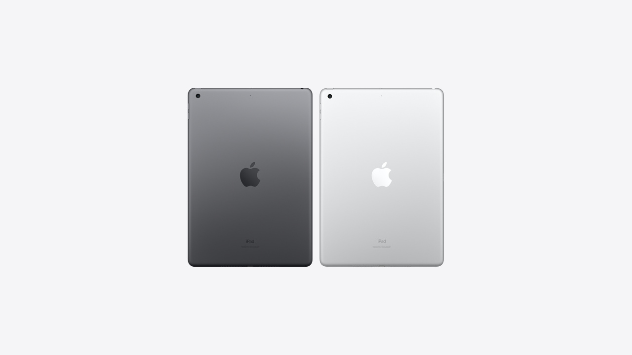 Traseira de dois iPads 9 geração, nas cores prata e cinza espacial