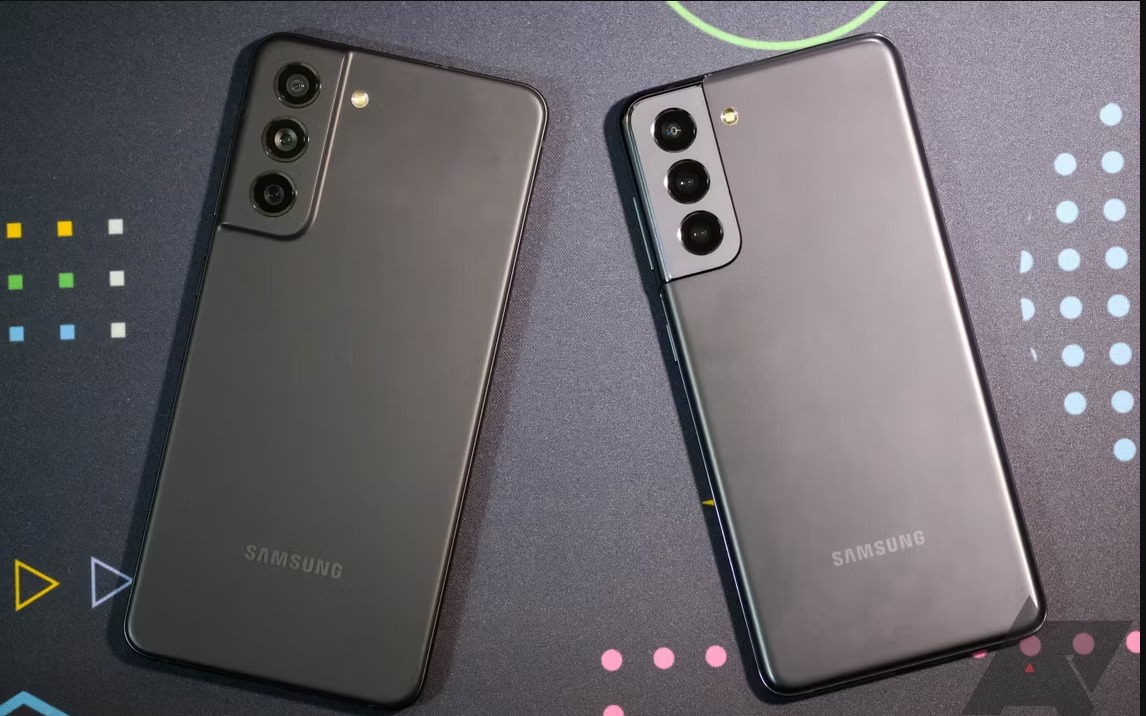Traseiras dos celulares Galaxy S21 e S21 FE na cor preta